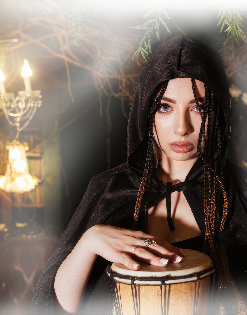 Ясновидящая обращается за помощью к иконам