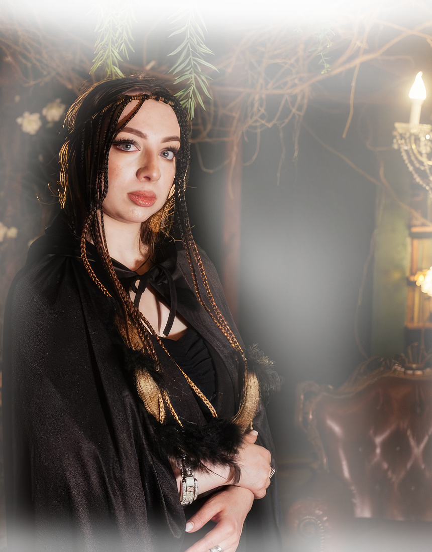 Ясновидящая обращается за помощью к иконам