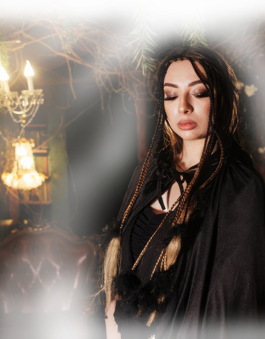 Ясновидящая обращается за помощью к иконам