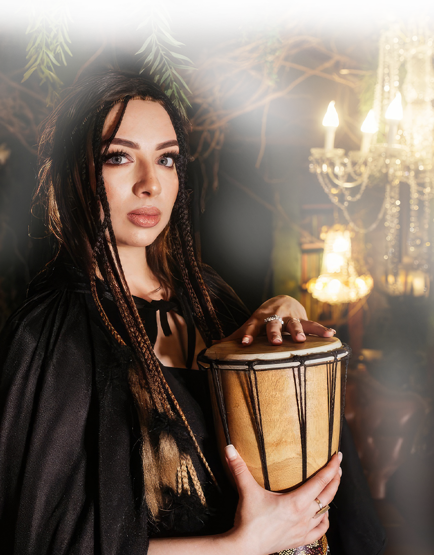 Ясновидящая обращается за помощью к иконам